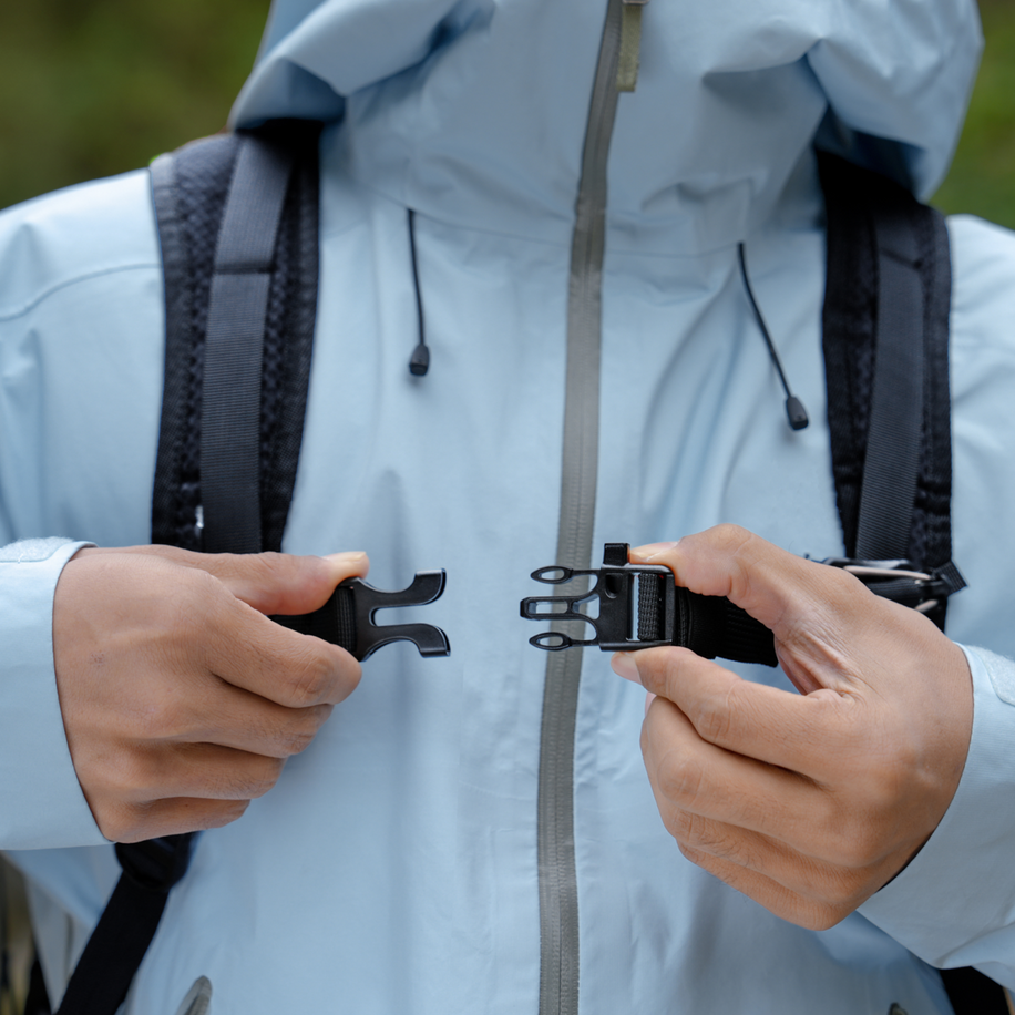 insta360 21l outdoor backpack — Chest strap buckle detail, in use