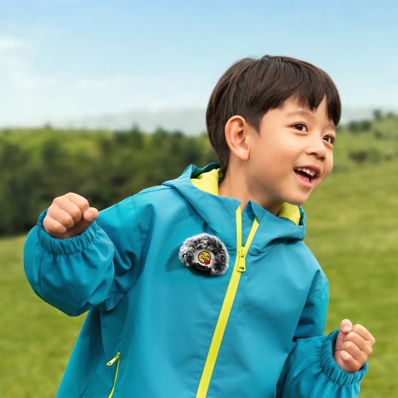 Insta360 Mic Pro Windshield (Large) — Protecție Vânt — Outdoor use clipped to child's jacket
