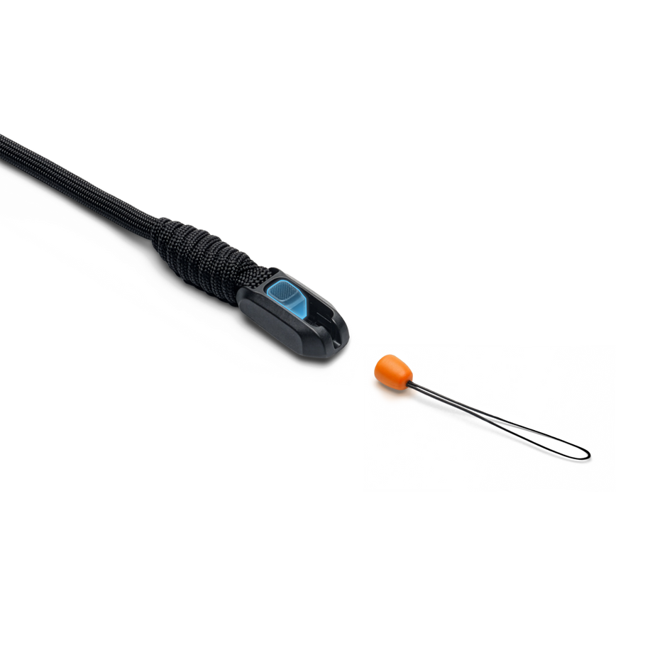 Insta360 Crossbody Strap — Curea de Umăr — Quick-release clasp and tether pin close-up