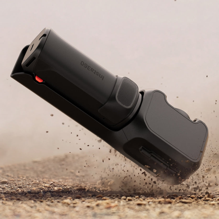 Insta360 Luna Ultra Capac de Protecție — Durability shot, camera sliding into cover