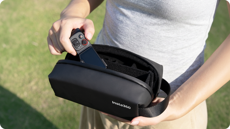 Insta360 Carry Bag — Geantă de Transport — Lifestyle: loading camera into open bag