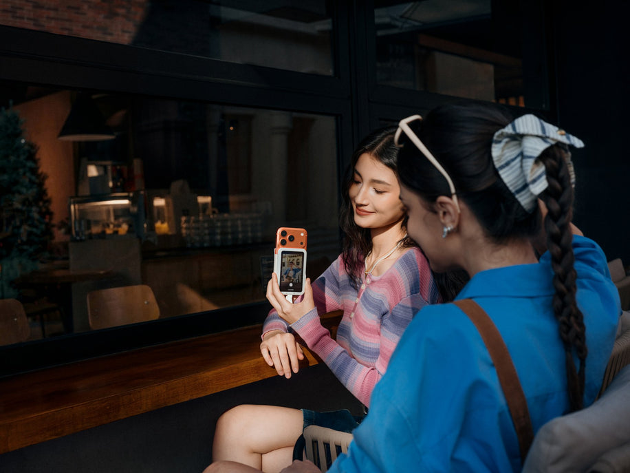 Insta360 Snap Selfie Screen — utilizare în aer liber, cer albastru