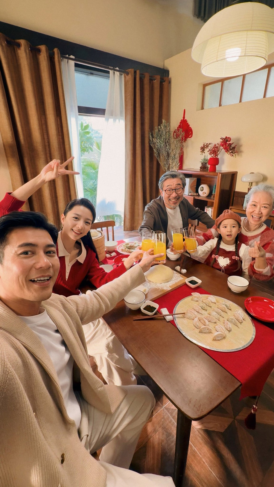 Insta360 Snap Selfie Screen with Light — selfie de grup, lifestyle